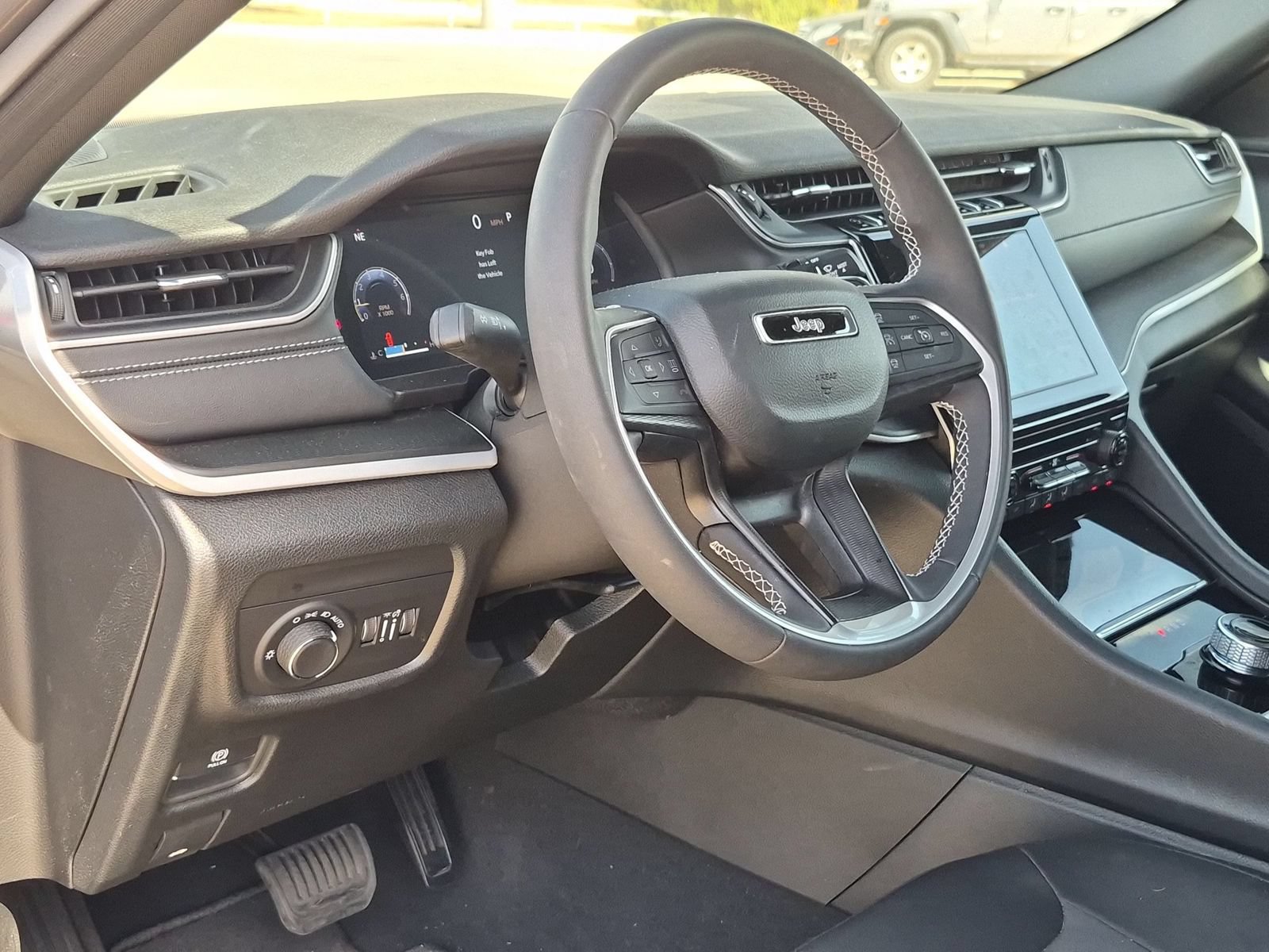 Used 2025 Jeep Grand Cherokee Laredo RWD image 10
