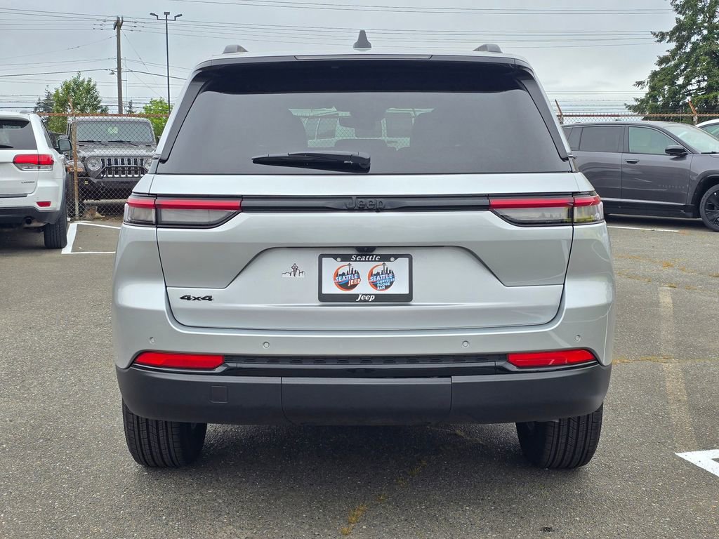 Used 2025 Jeep Grand Cherokee Altitude AWD/4WD image 6