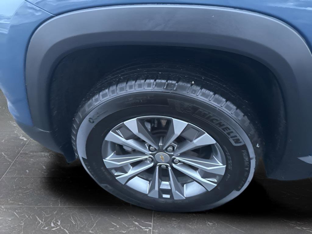 Used 2025 Chevrolet Equinox LT w/ Safety and Technology Package image 9