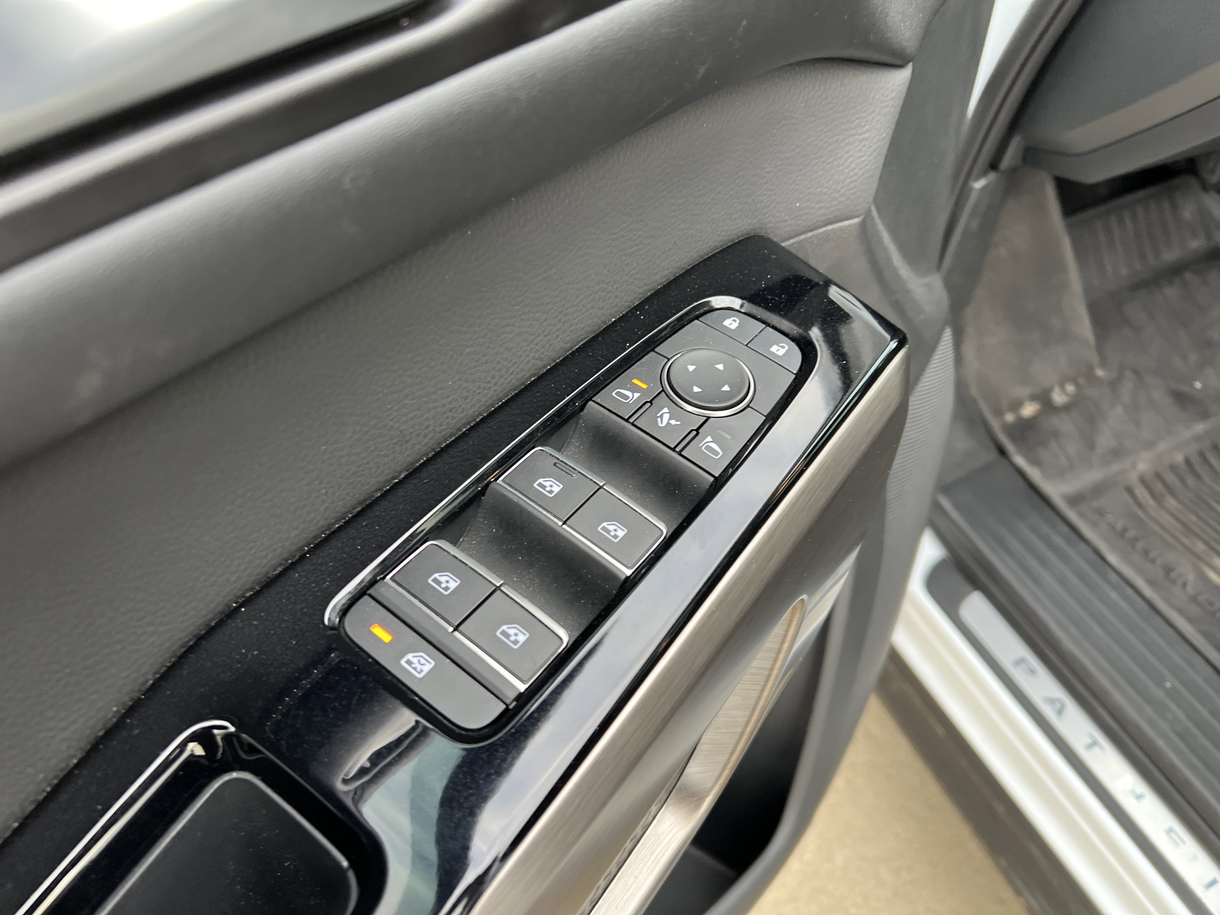 Used 2025 Nissan Pathfinder Platinum image 14