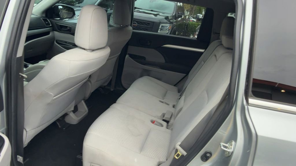 Used 2019 Toyota Highlander LE FWD image 4