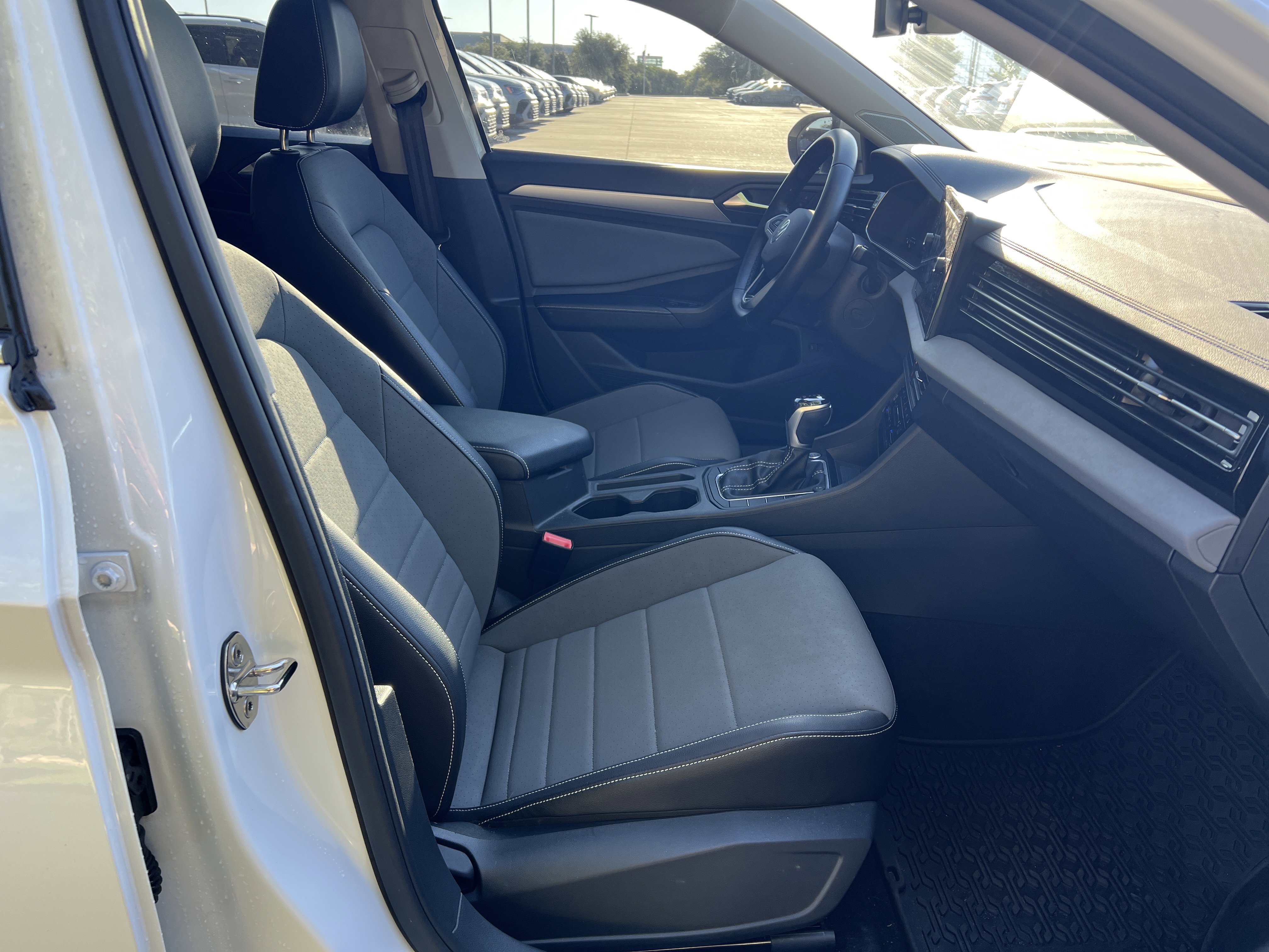 Used 2025 Volkswagen Jetta SE w/ Sunroof Package FWD image 28