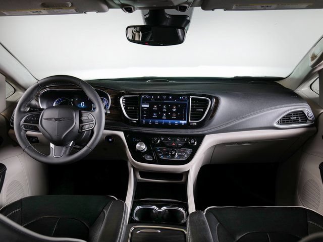 Used 2023 Chrysler Pacifica Limited FWD image 10