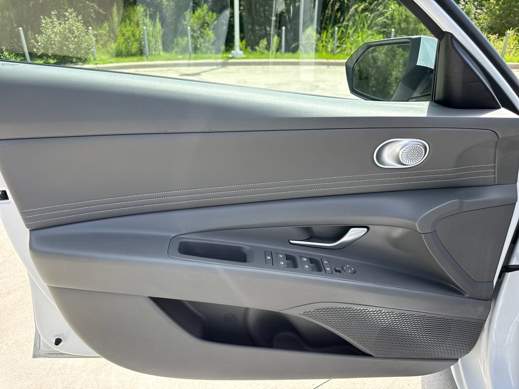 Used 2025 Hyundai Elantra SEL FWD image 13