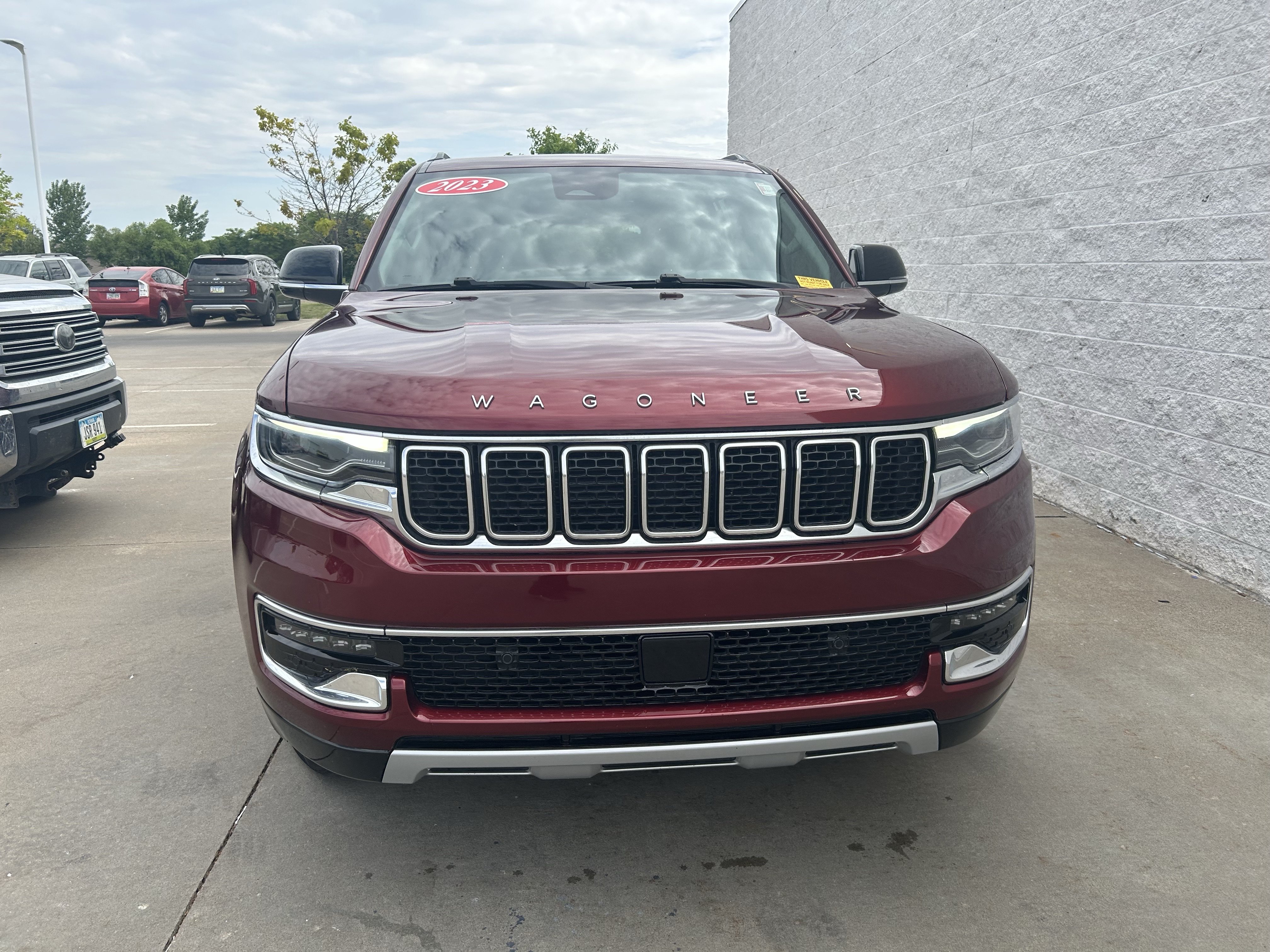 Used 2023 Jeep Wagoneer Series II w/ Premium Group I AWD/4WD image 2