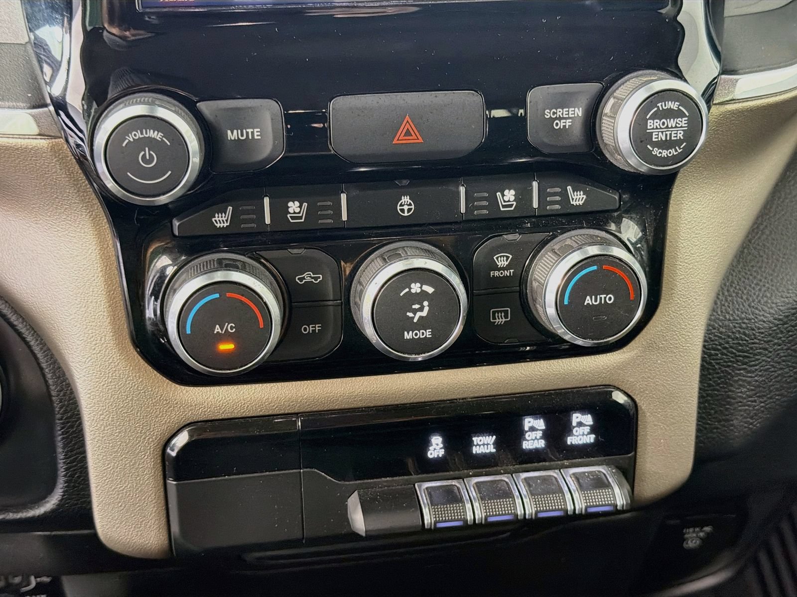 Used 2019 RAM 1500 Laramie AWD/4WD image 16
