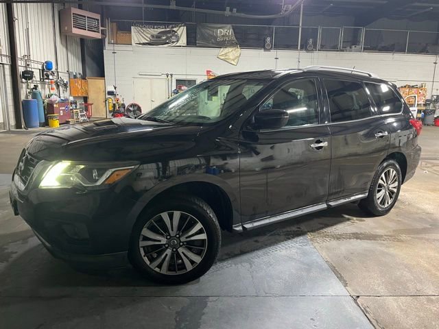 Used 2018 Nissan Pathfinder SV image 2