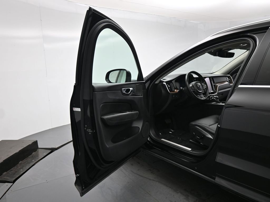 Used 2021 Volvo XC60 T5 Momentum w/ Premium Package image 8