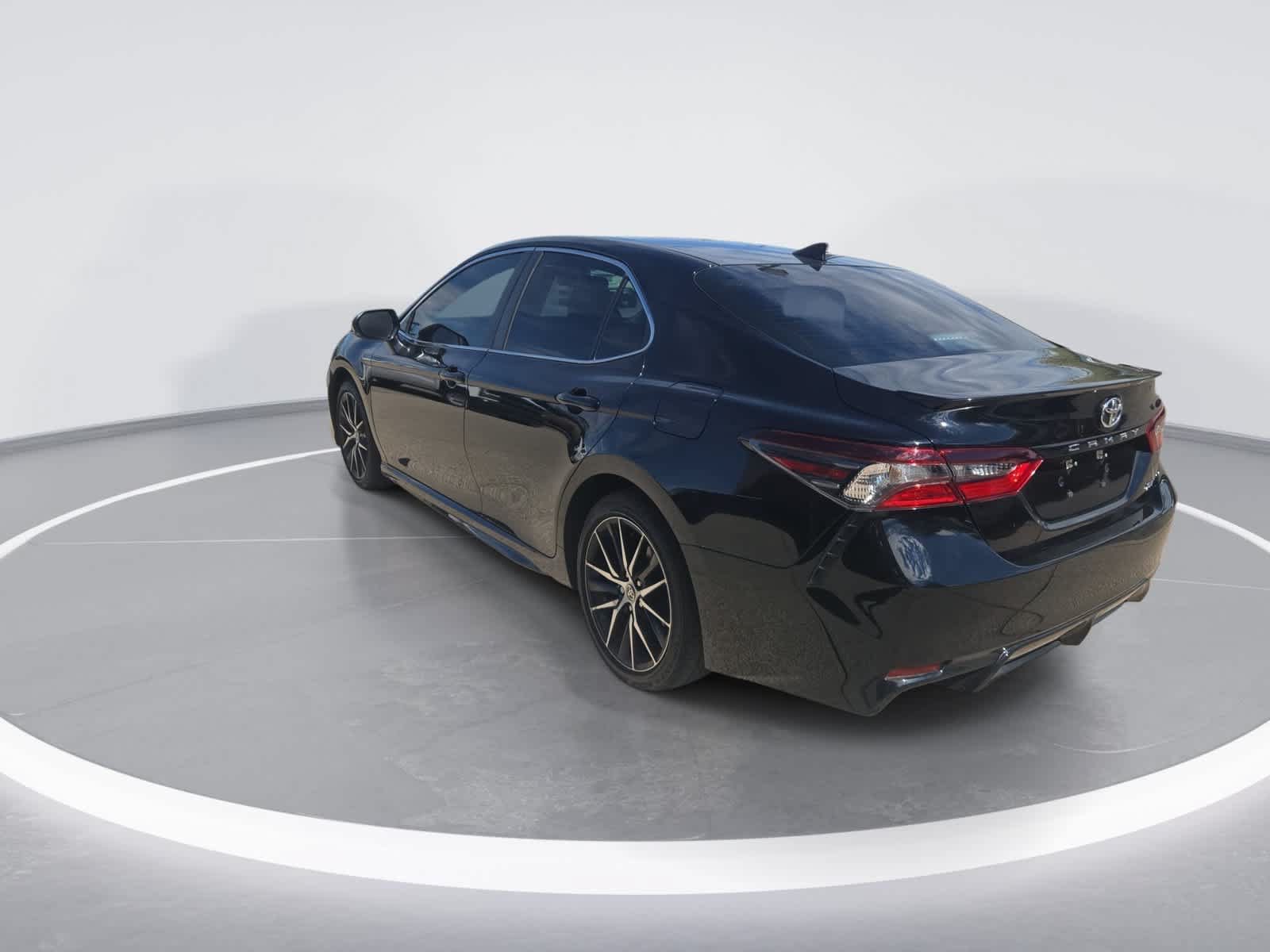 Used 2024 Toyota Camry SE FWD image 6