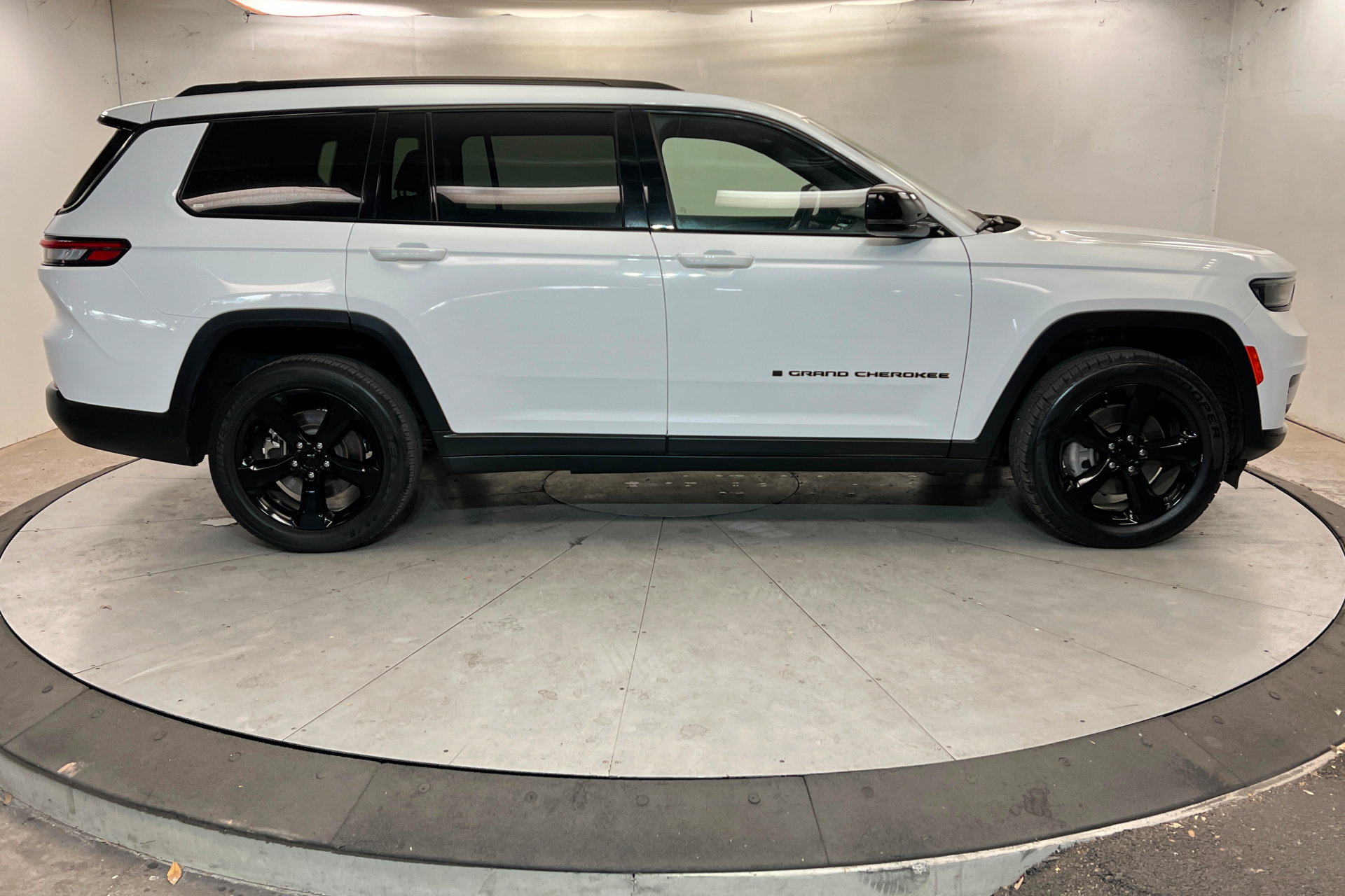 Used 2023 Jeep Grand Cherokee L Laredo AWD/4WD image 7