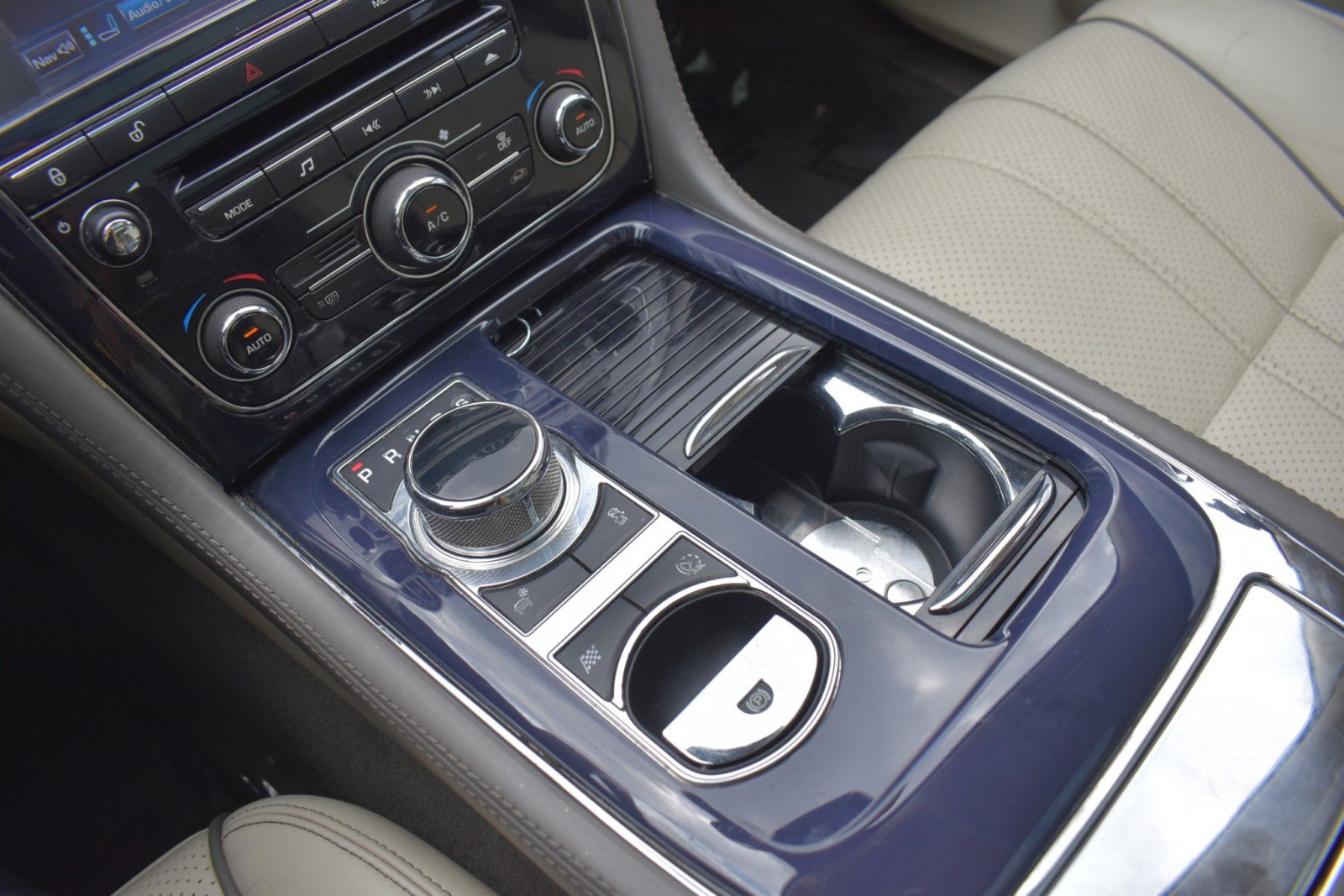 Used 2011 Jaguar XJ L RWD image 25