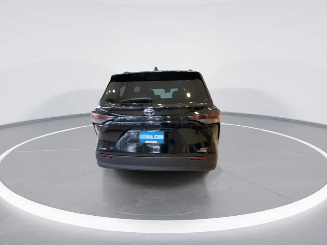 Used 2024 Toyota Sienna XLE AWD/4WD image 8