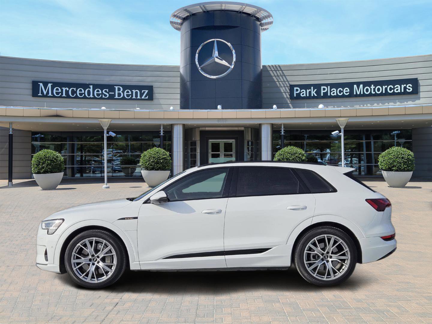 Used 2021 Audi e-tron Prestige w/ Prestige Package image 3