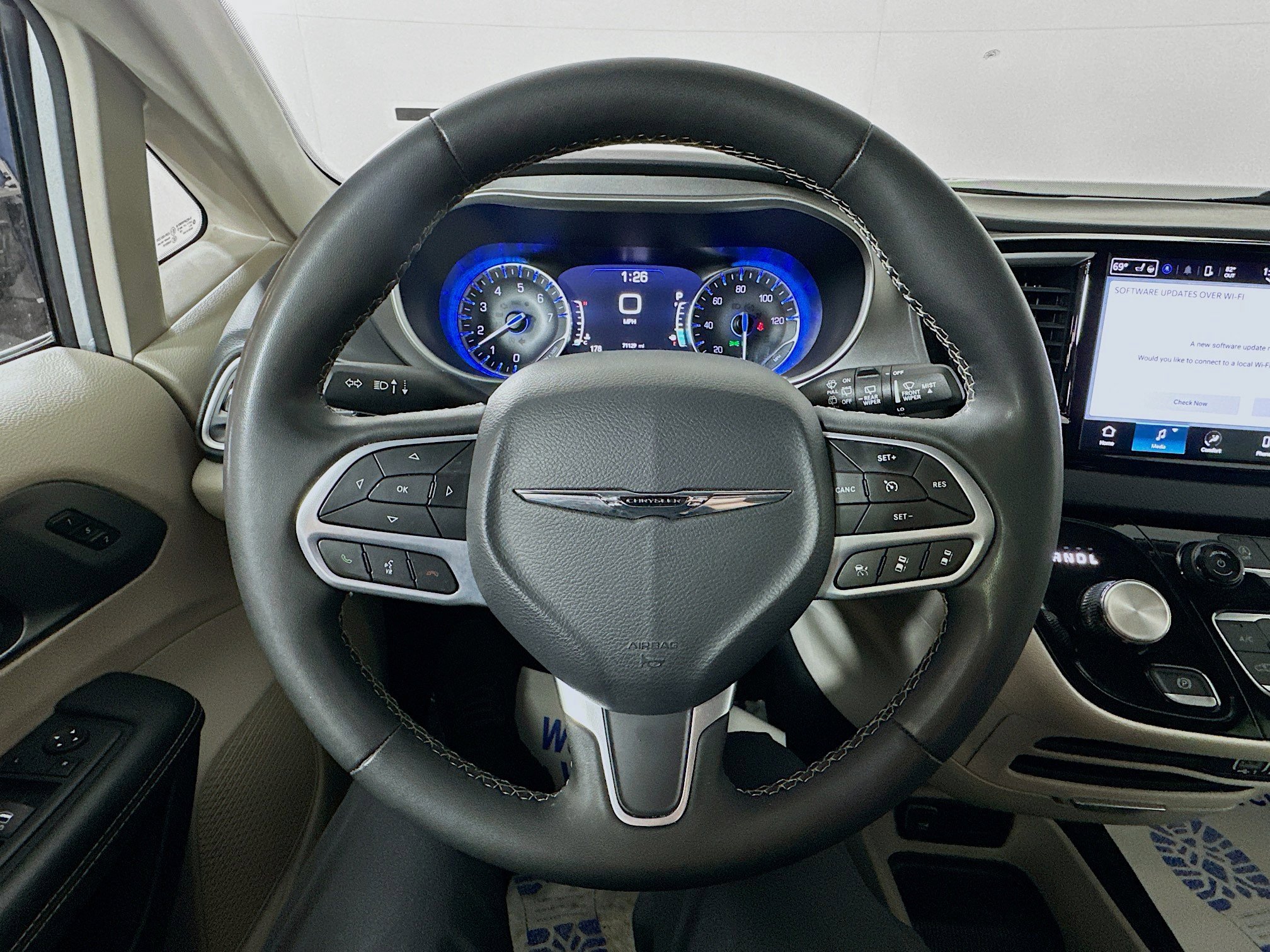 Used 2023 Chrysler Pacifica Touring-L image 11