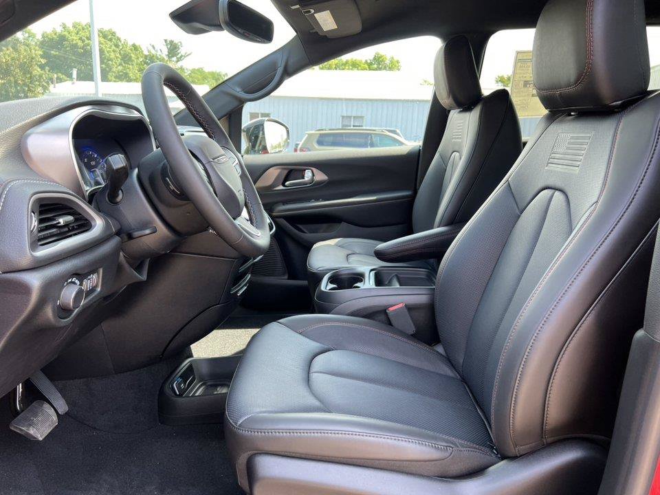 New 2027 Chrysler Pacifica Select AWD/4WD image 4