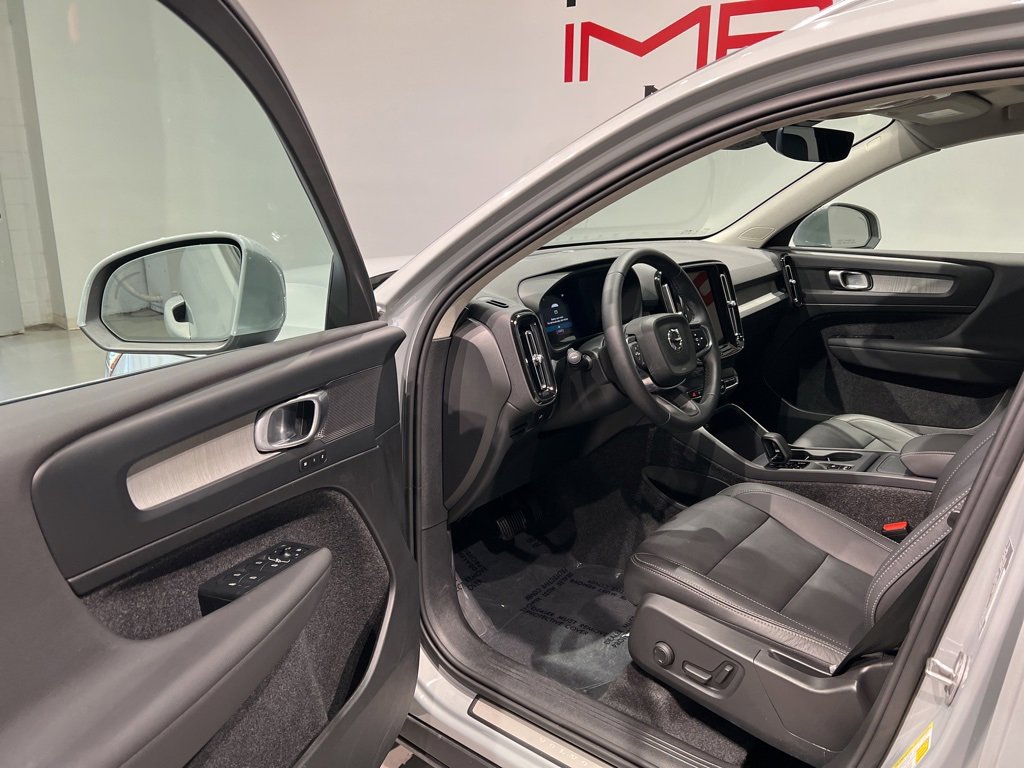 Used 2025 Volvo XC40 B5 Core image 12