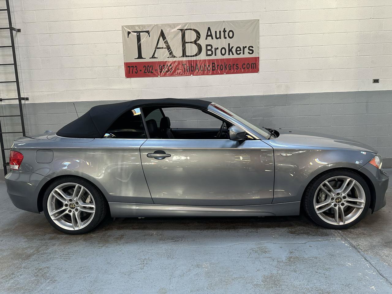 Used 2011 BMW 135i Convertible RWD image 9