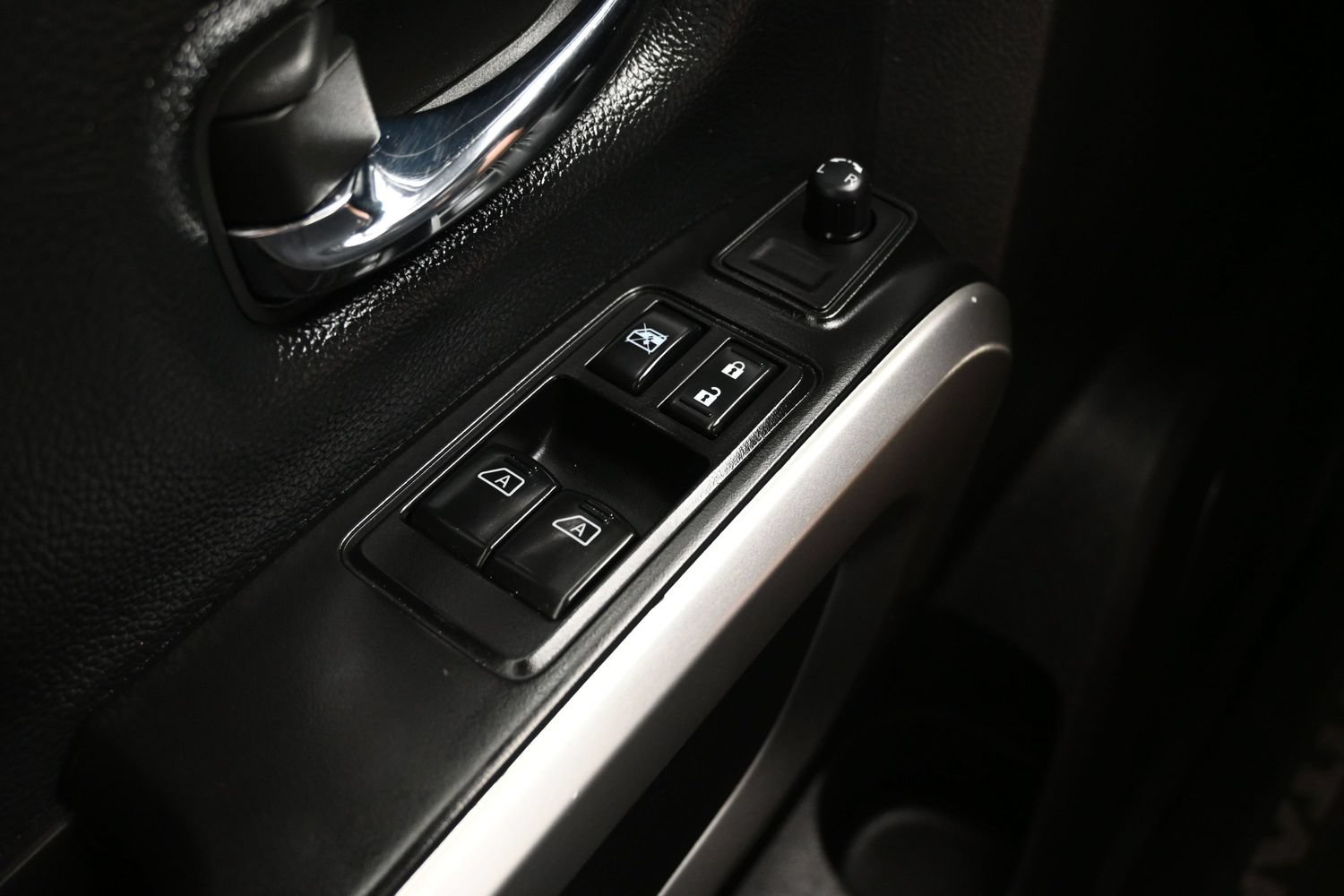 Used 2017 Nissan Titan SV AWD/4WD image 23