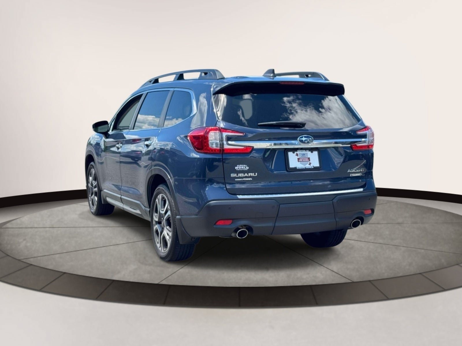 Used 2025 Subaru Ascent Touring AWD/4WD image 3
