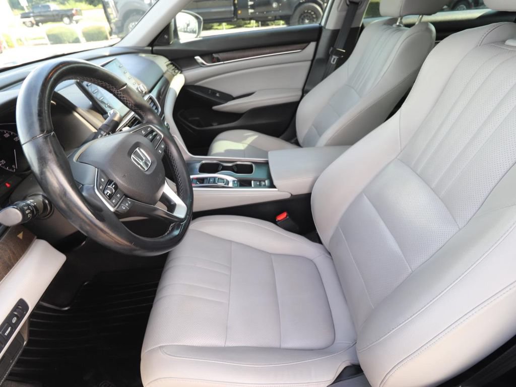 Used 2018 Honda Accord Touring image 2