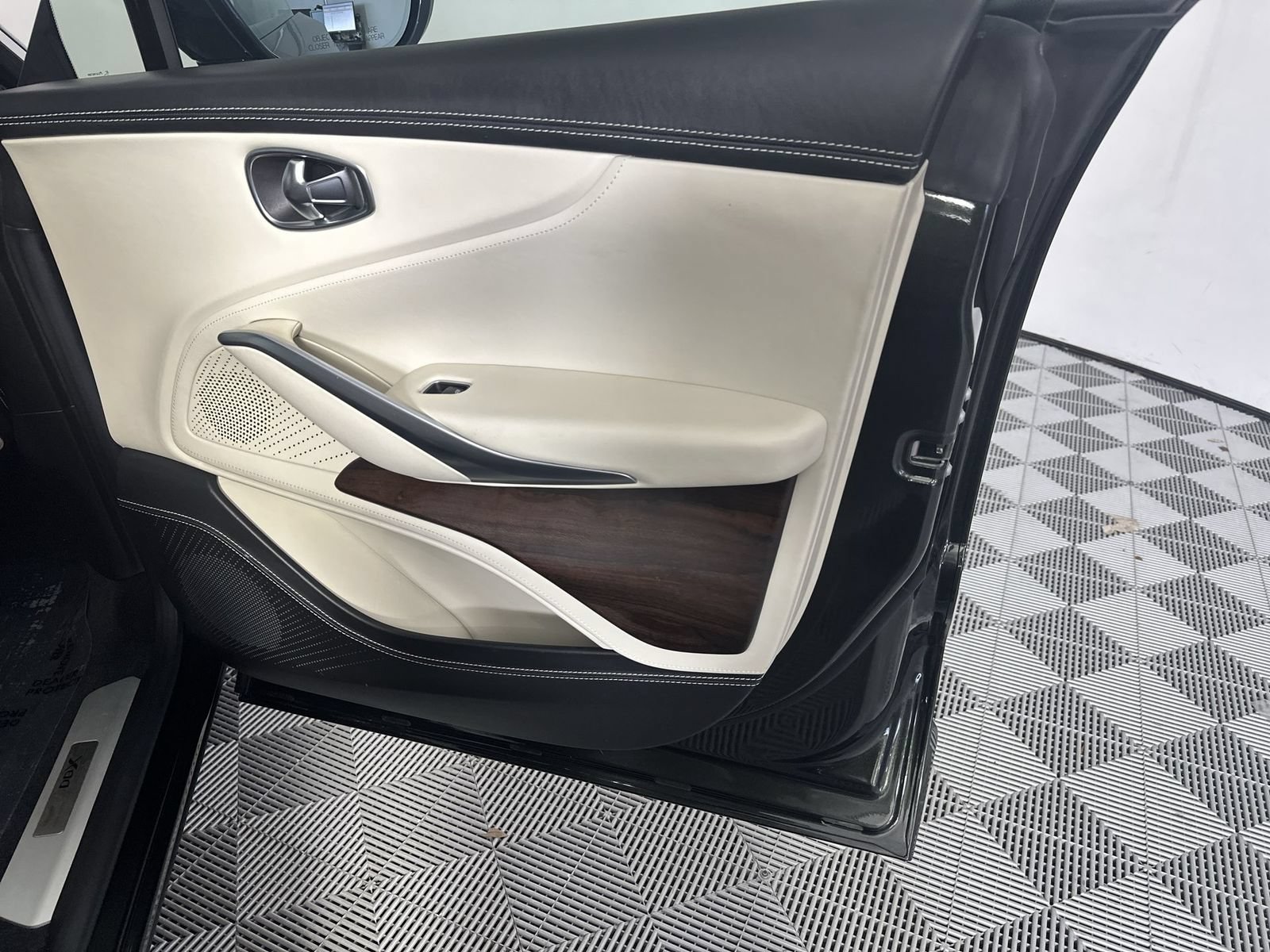 Used 2021 Aston Martin DBX AWD/4WD image 32