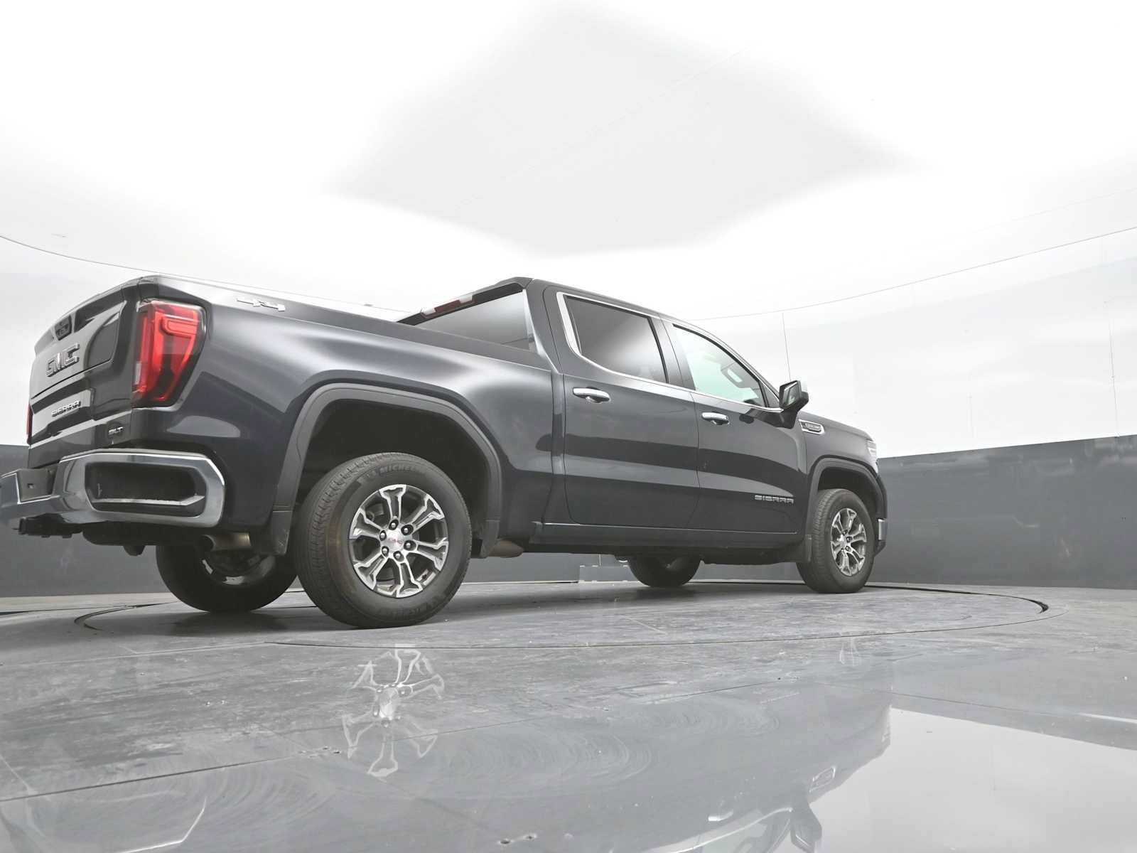 Used 2025 GMC Sierra 1500 SLT AWD/4WD image 26