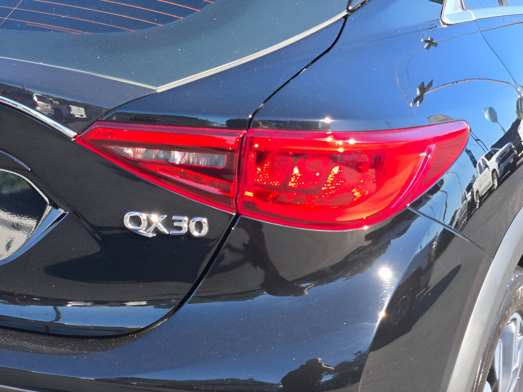 Used 2018 INFINITI QX30 Premium w/ Navigation Package AWD/4WD image 14