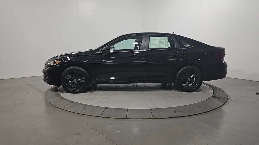 Certified 2023 Volkswagen Jetta SE FWD image 2