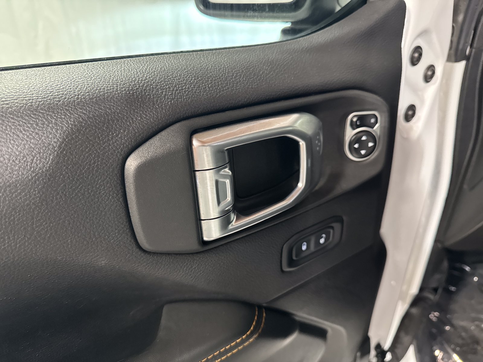 Used 2024 Jeep Wrangler Unlimited Sahara AWD/4WD image 16