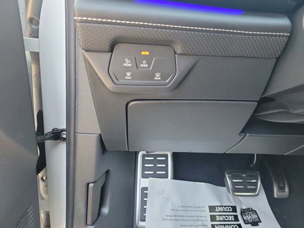 Used 2024 Volkswagen Atlas Cross Sport SEL Premium R-Line image 25