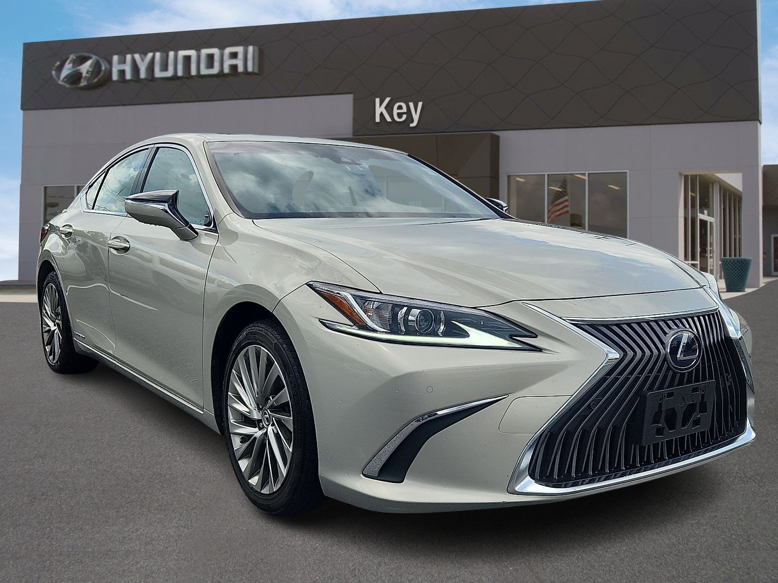 Used 2019 Lexus ES 300h FWD image 1