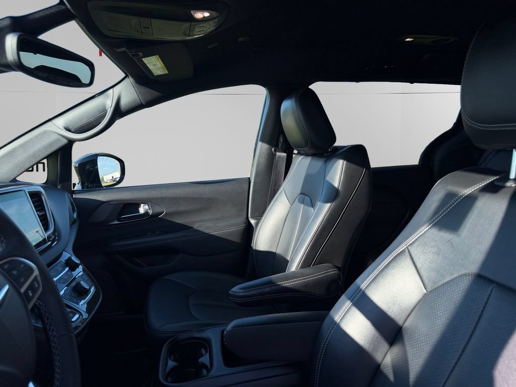 Used 2025 Chrysler Pacifica Select FWD image 9