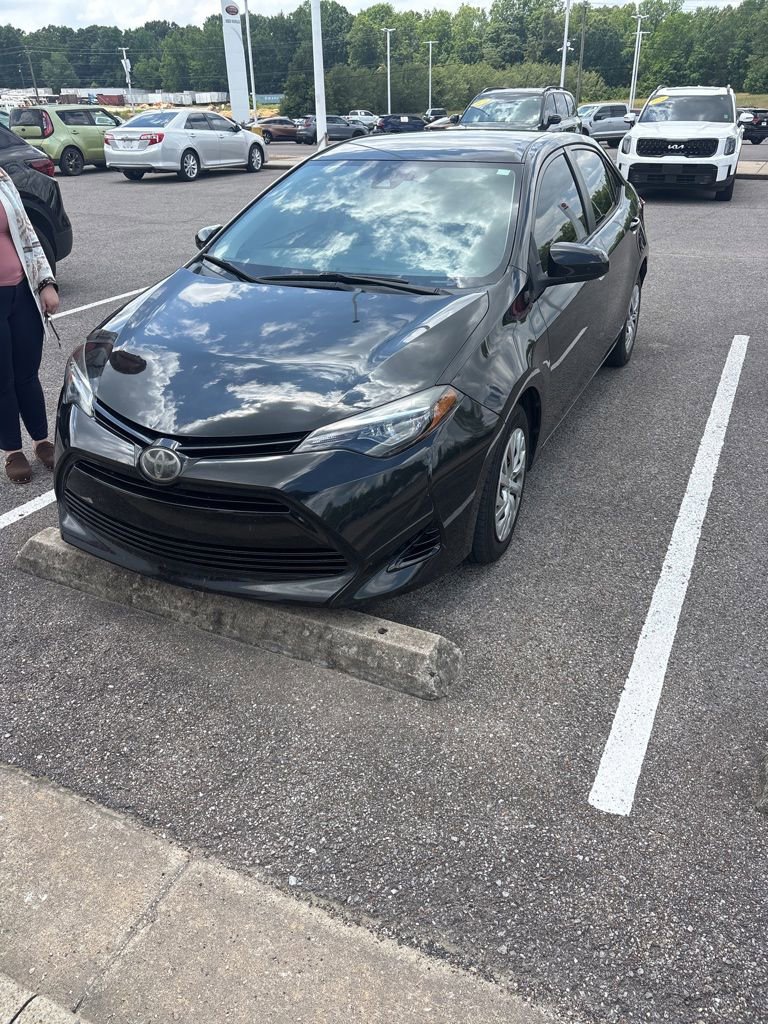 Used 2018 Toyota Corolla LE FWD image 1