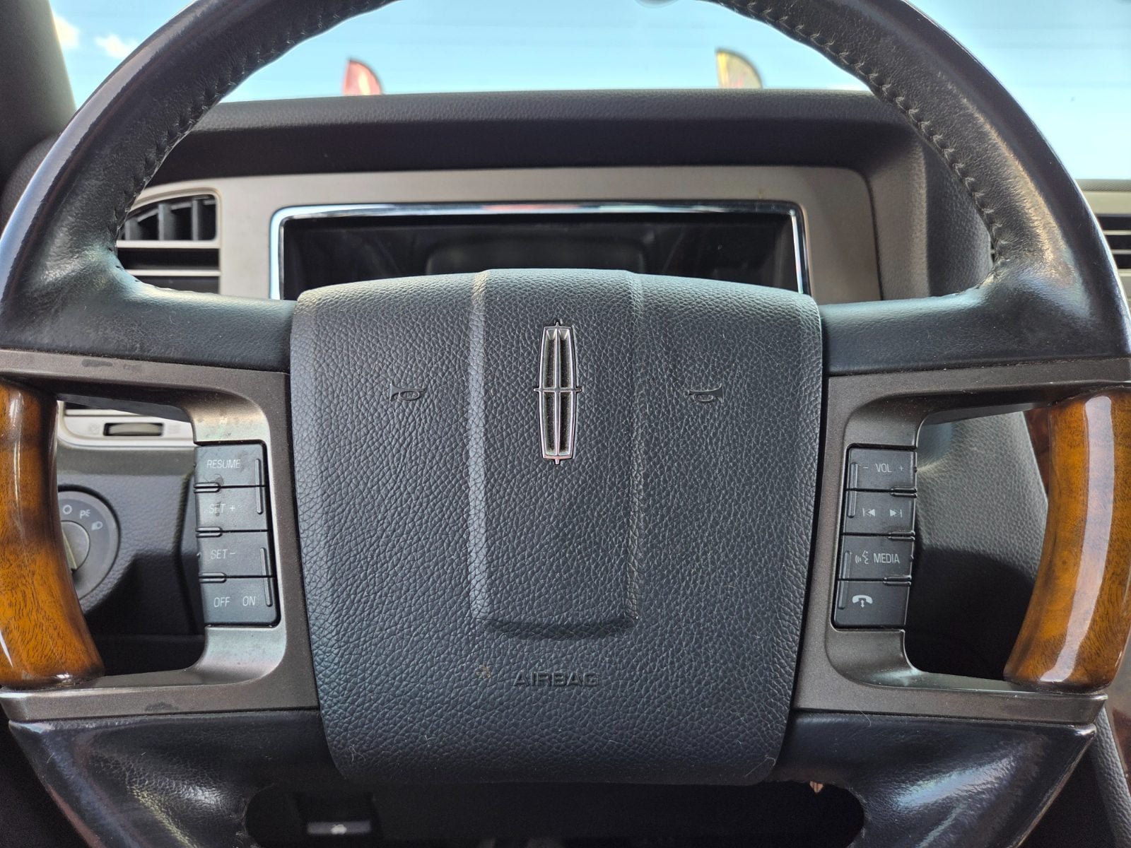 Used 2014 Lincoln Navigator 4WD image 19