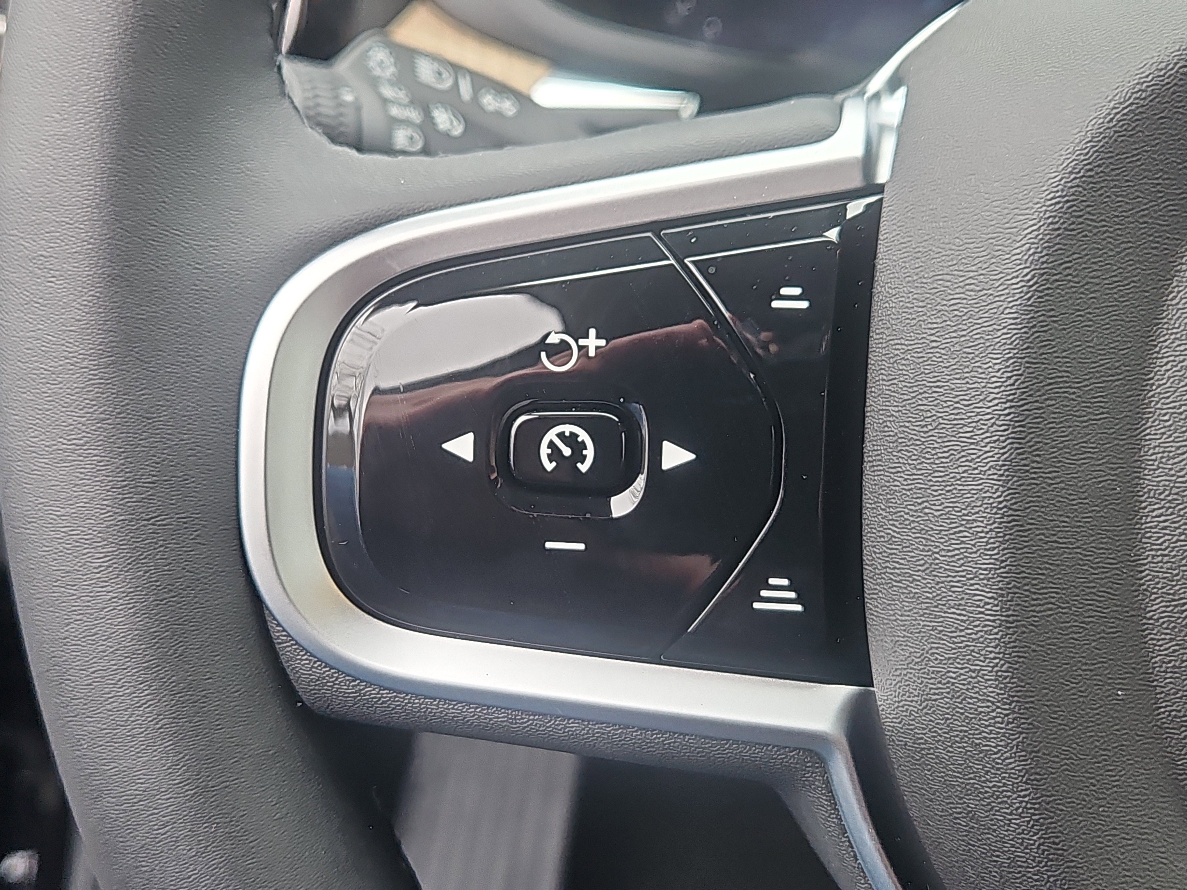 New 2026 Volvo XC60 T8 Ultra w/ Protection Package Premier image 16