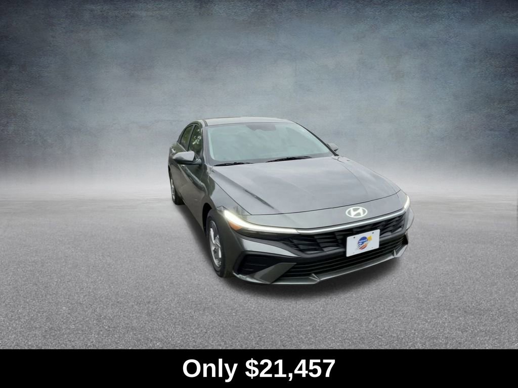 Used 2025 Hyundai Elantra SE image 4