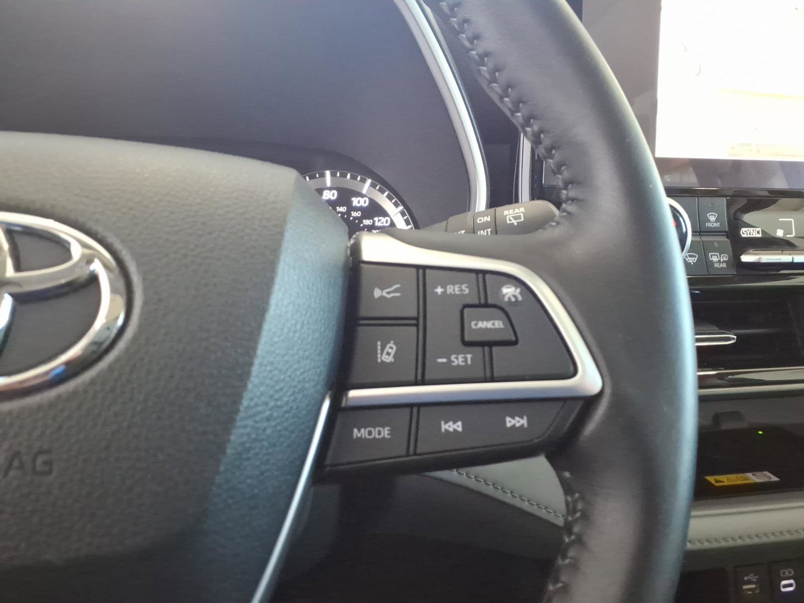Used 2023 Toyota Highlander XLE AWD/4WD image 27