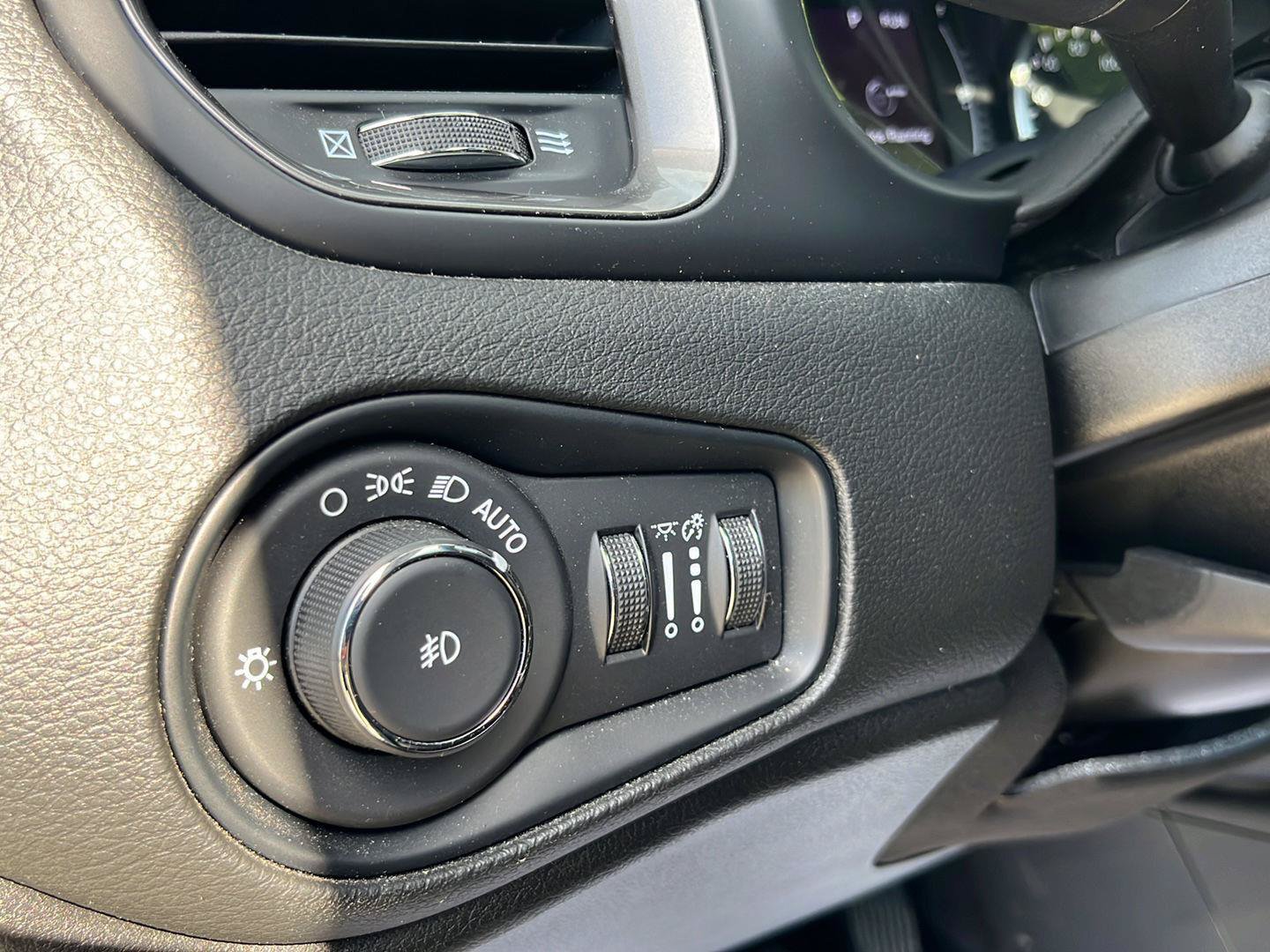 Used 2023 Jeep Renegade Latitude w/ Sun/Sound Group AWD/4WD image 15