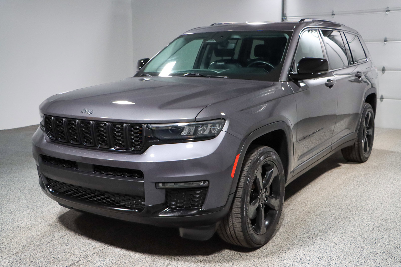 Used 2022 Jeep Grand Cherokee L Limited w/ Black Appearance Package image 33