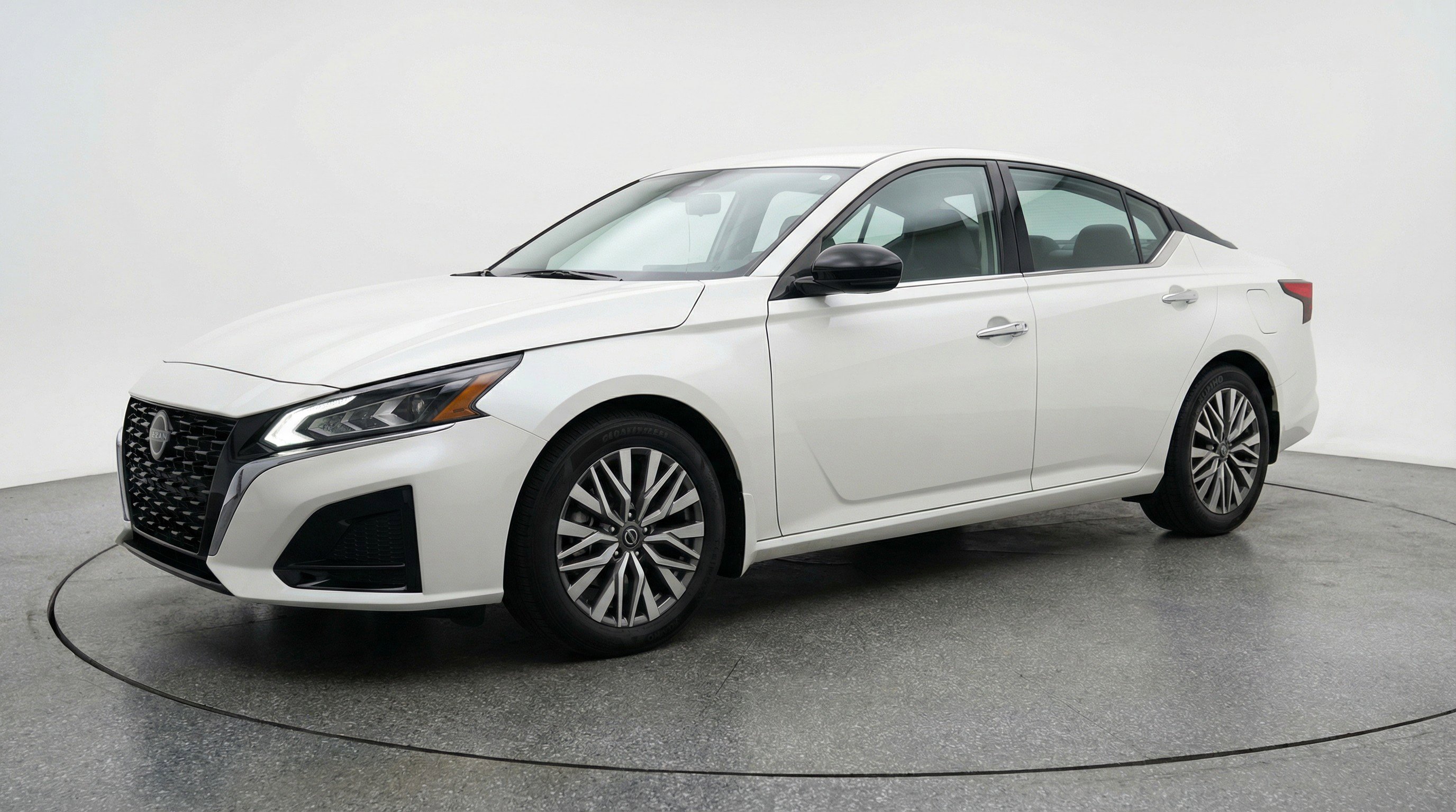 Used 2025 Nissan Altima 2.5 SV FWD image 3