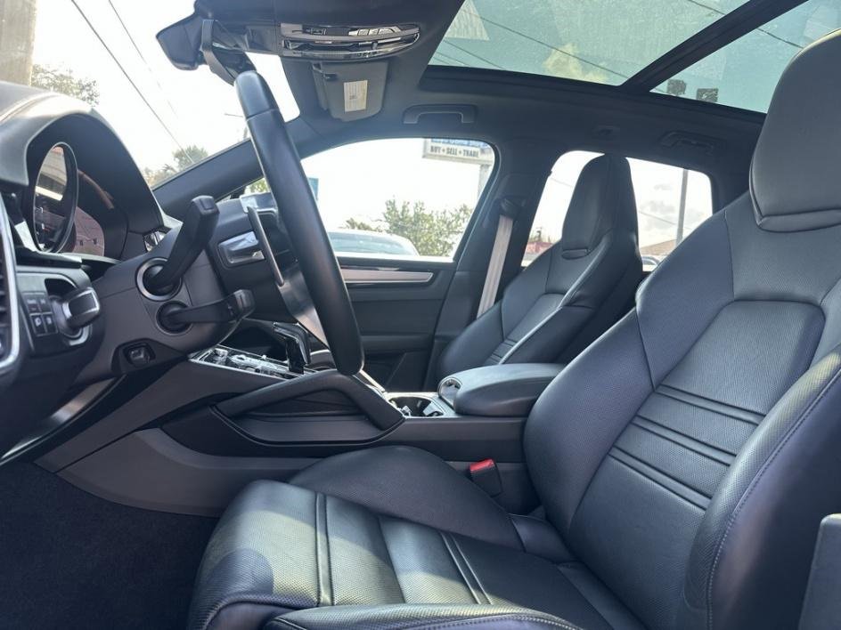 Used 2022 Porsche Cayenne Platinum Edition image 15