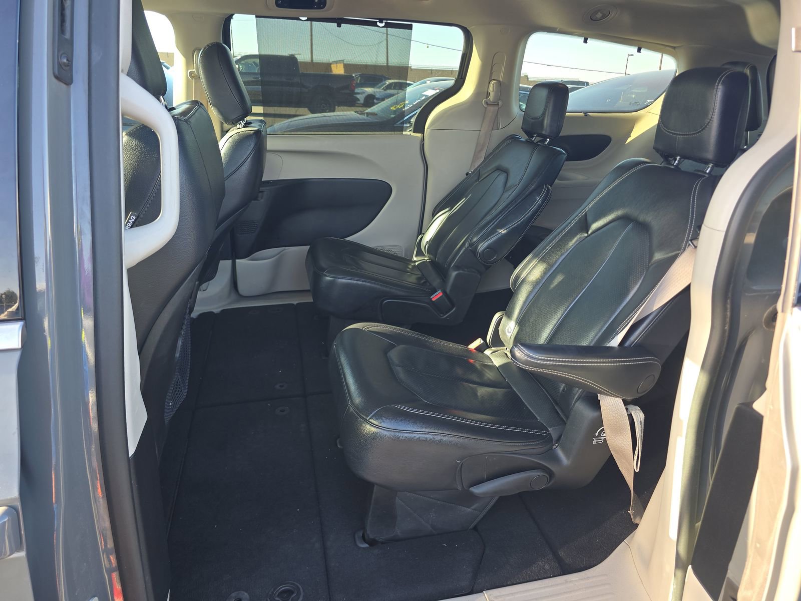 Used 2022 Chrysler Pacifica Touring-L image 11