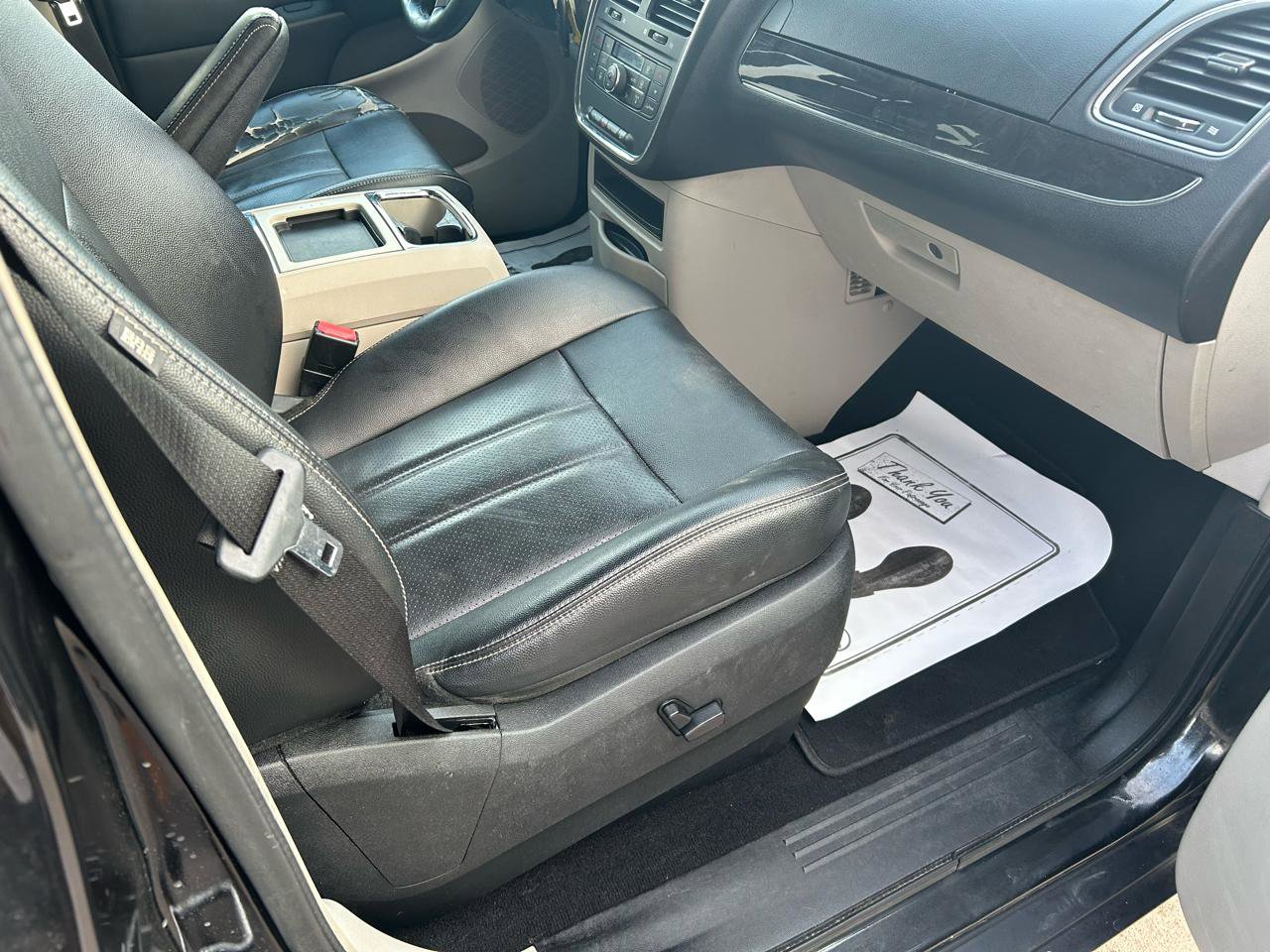 Used 2013 Chrysler Town & Country Touring-L w/ Driver Convenience Group image 12