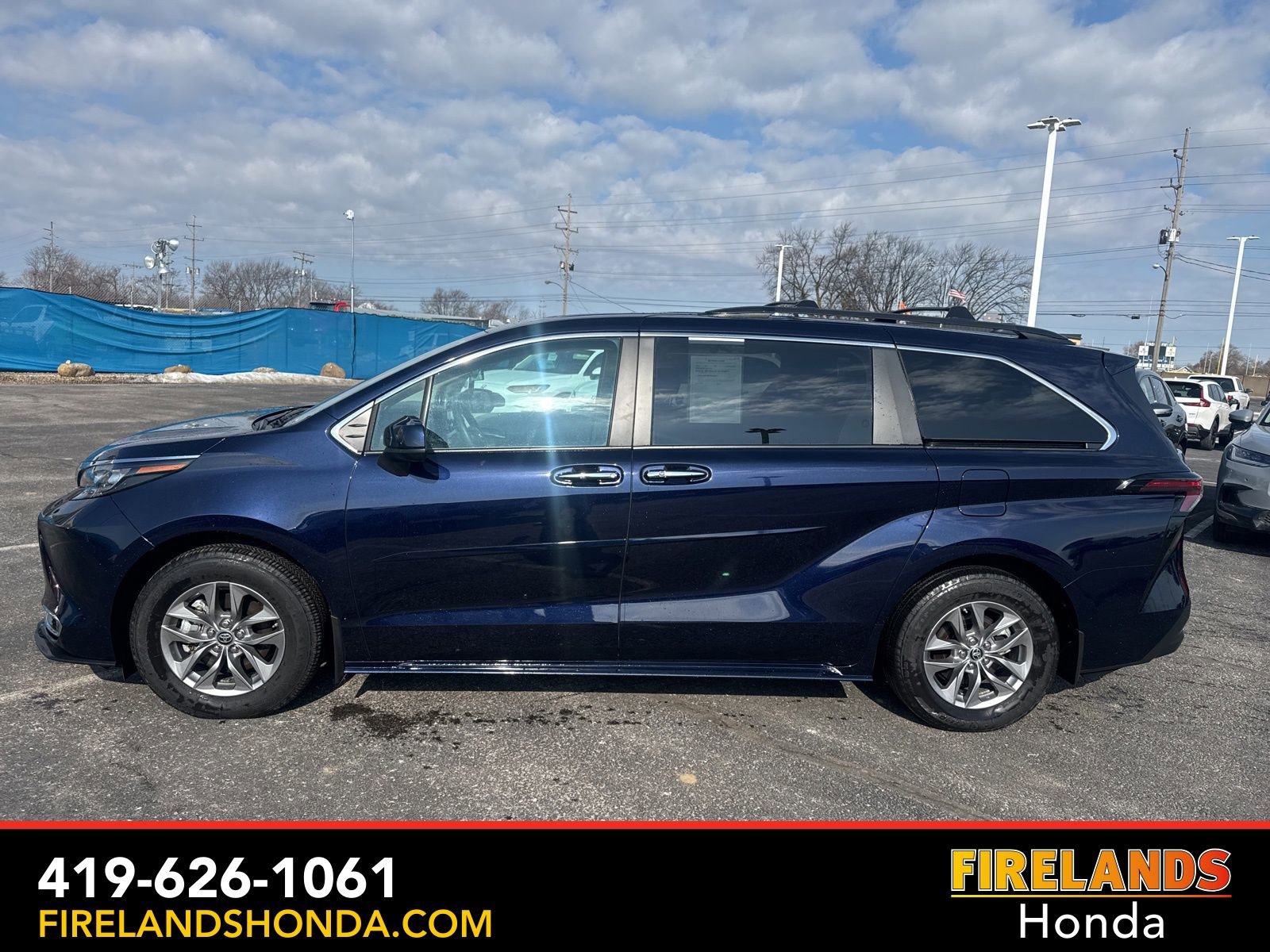 Used 2024 Toyota Sienna XLE image 1