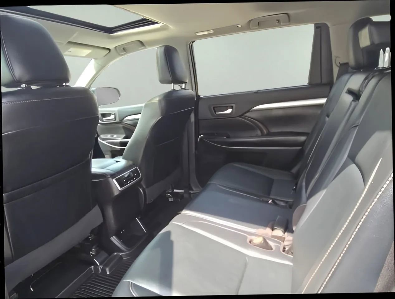 Used 2019 Toyota Highlander XLE AWD/4WD image 13