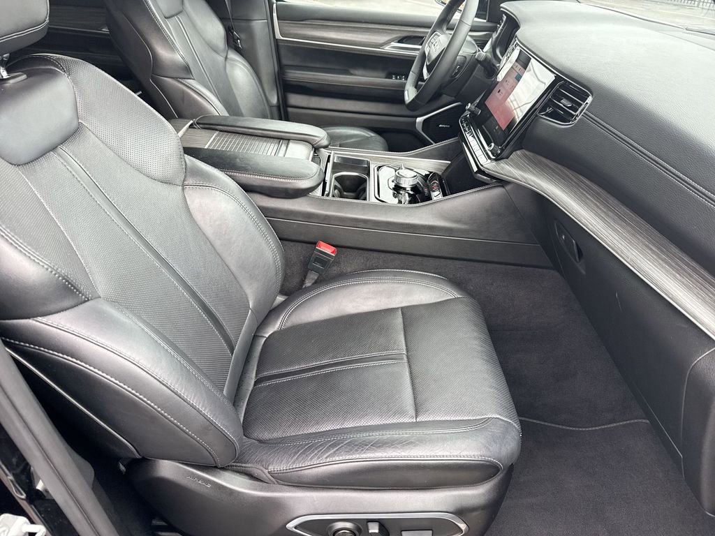 Used 2024 Jeep Wagoneer L Series III w/ Flexible Seating Group image 28