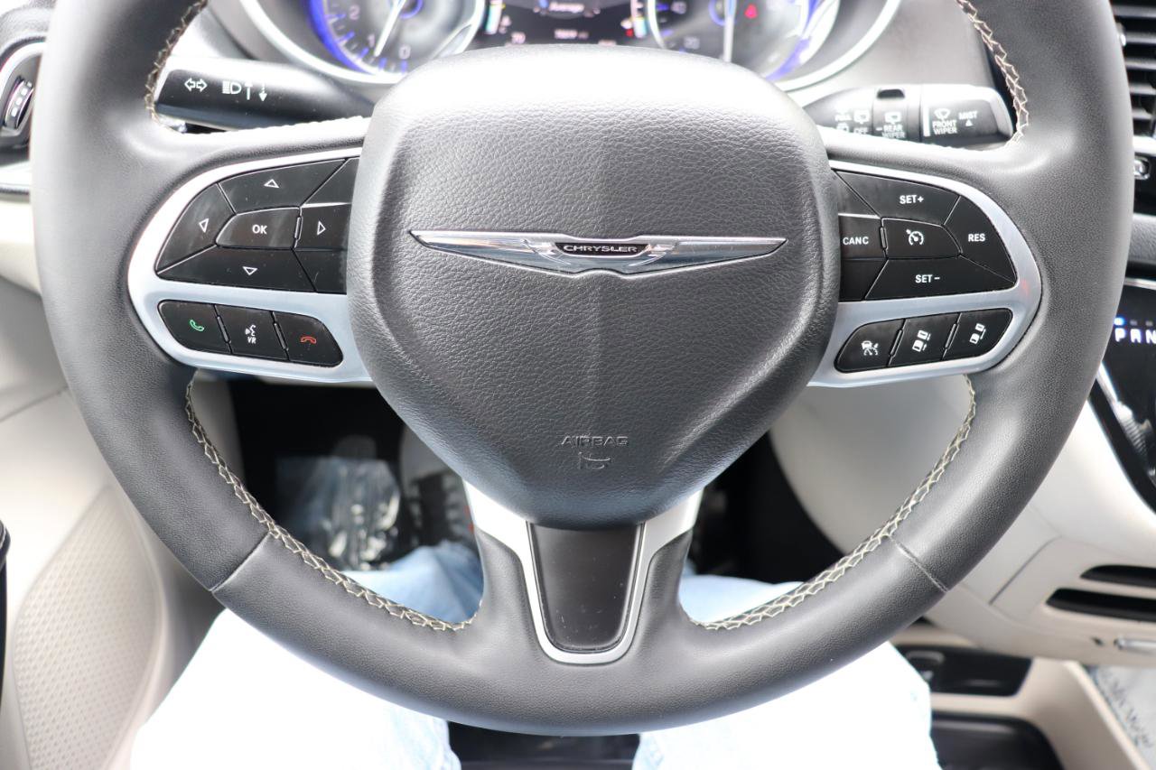 Used 2023 Chrysler Pacifica Touring-L image 34
