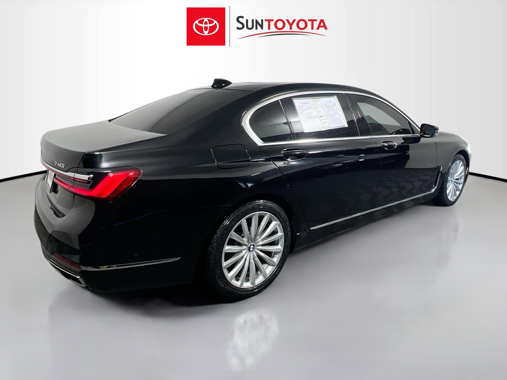 Used 2022 BMW 740i xDrive w/ Premium Package image 4