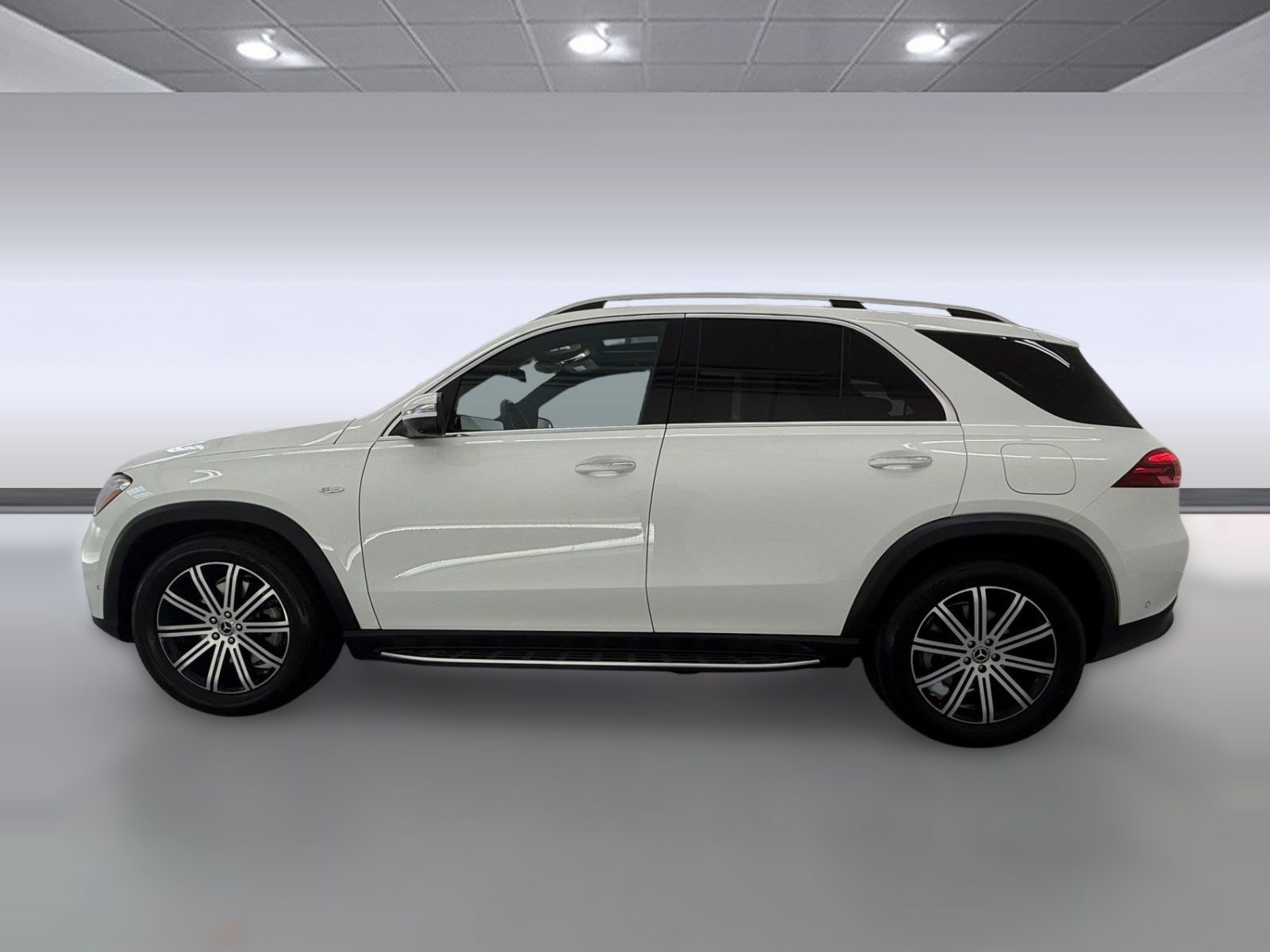 Used 2025 Mercedes-Benz GLE 450e 4MATIC w/ Winter Package image 2