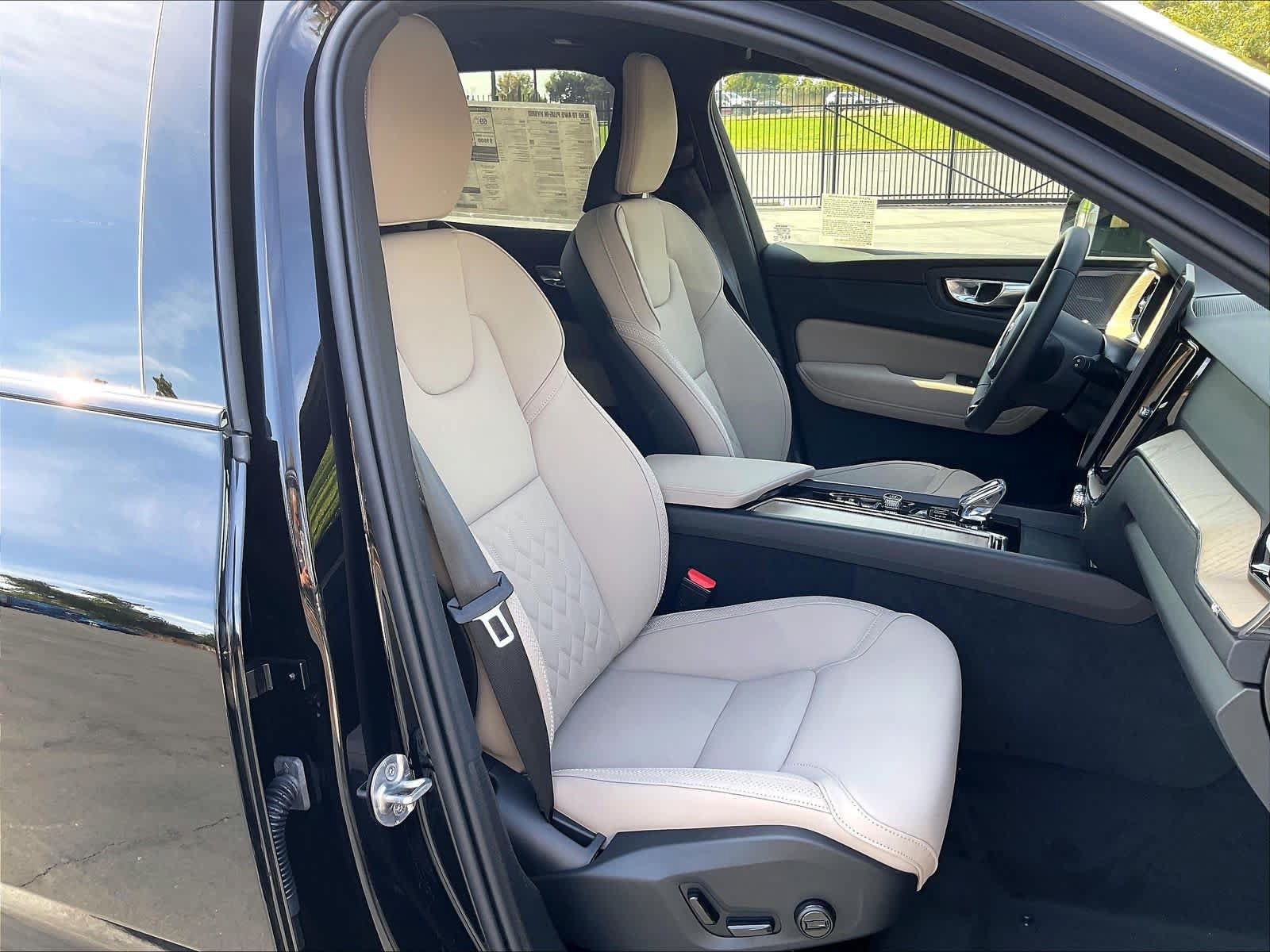 New 2027 Volvo XC60 T8 Plus AWD/4WD image 31